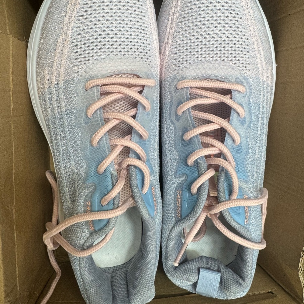 Women’s sneakers size 8.5